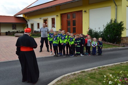 Ukázka mladých hasičů pro Jeho Eminenci ThLic. Dominika kardinála Duku, O.P. na Venclově statku